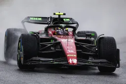 Video | Teams houden zich gedeisd op kletsnat Spa-Francorchamps