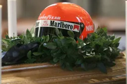 Niki Lauda wordt begraven in een Ferrari race-overall uit 1976