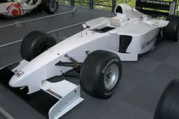Verstappen neemt plaats in auto van zijn vader