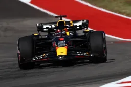 Verstappen woedend op Perez: 'Wat de **** was dat in de laatste bocht?'