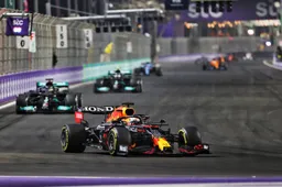 Hamilton is gezien bij de start: Verstappen herpakt de leiding vanaf P3