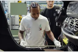 Hamilton hands-on bij assemblage Mercedessen in Duitsland: "Heel hard werken"