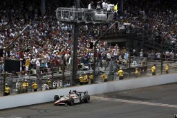 IndyCar-wagen gelanceerd bij zware crash tijdens training Indy 500