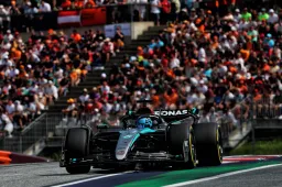 ¡Verstappen y Norris chocan, Russell tirunfa! Resultados: GP de Austria