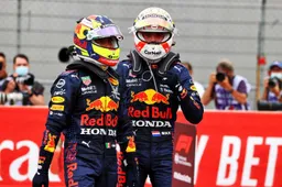 Verstappen en Perez schieten in de lach: 'Is hij daar niet wat jong voor?'