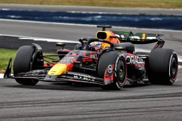 Norris rijdt de snelste tijd in VT1, Verstappen vierde op de mediums