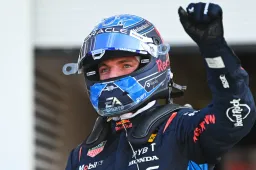 Verstappen remporte la course alors qu'il conduisait dans une autre course