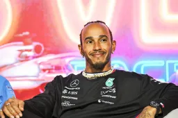 Tottenham coach jokes with journalists about Hamilton transfer