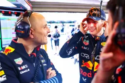 Verstappen lacht om fout van Lambiase: 'Vertel jij het mij maar'