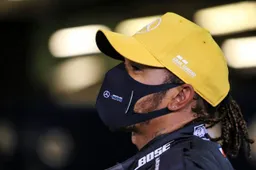 Hamilton zag ineens Albon in zijn spiegels: ‘Dat was dit jaar nog niet eerder’