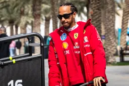 Vettel waarschuwt Hamilton: 'Ferrari laat hem echt niet vallen voor jou'
