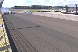 Video: IndyCar gaat met 350 km/h de muur in tijdens training