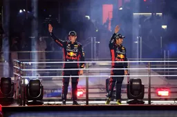 Verstappen 'intervista' Leclerc: 'Cosa ne pensi, Charles?'