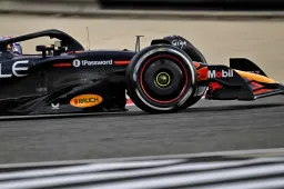 Verstappen moet Russell voor zich dulden op laatste testdag Bahrein