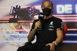 Hamilton: "Je weet dat hun auto snel is, als je Checo op je staart hebt"