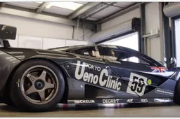 Mika Hakkinen kruipt achter het stuur van Le Mans-winnende McLaren F1 GTR
