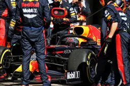 Red Bull Racing staat weer in de garage te sleutelen op laatste testmiddag