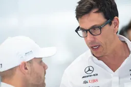 Mercedes-teambaas Wolff geeft Bottas verbeterpuntje mee: "Hamilton doet dat beter"