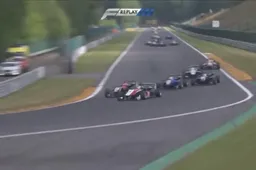 Video: Episch gevecht tussen Verstappen en Ocon in de Formule 3!