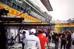 Lewis Hamilton passeert Sebastian Vettel in de paddock op Monza