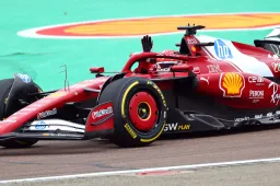 Leclerc im Ferrari 2025 vor den Augen der begeisterten Fans auf der Strecke