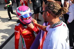 Hamilton y Russell felicitan a 1er campeona de F1 Academy, Marta García