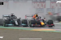 Zo nam Max Verstappen bij de start de leiding over van Lewis Hamilton