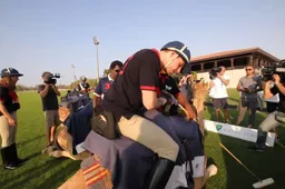 Verstappen kruipt op de rug van een dromedaris voor een potje Polo