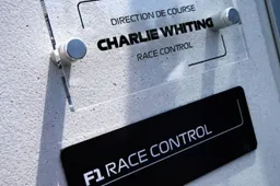 Whiting geeft het startsignaal tijdens de Grand Prix op Silverstone