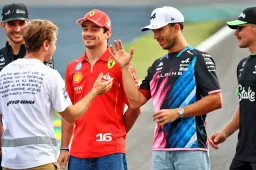 É assim que os pilotos da F1 têm se mantido ocupados durante as férias!