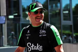 Bottas s'amuse lors d'un événement cycliste