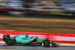 Vettel parkeert zijn Aston Martin in de muur tijdens VT3 in Hongarije