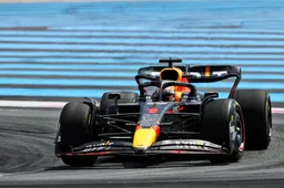 Verstappen profiteert van fouten bij Ferrari en pakt zevende overwinning