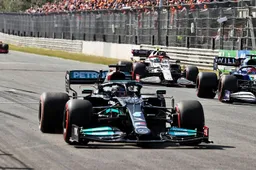 Hamilton zet zijn auto in VT2 binnen tien minuten langs de kant