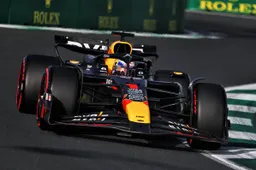 Verstappen P1 en FP3 mientras Zhou choca en Jeddah