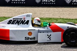 Des images émouvantes d'Imola : Vettel dans la McLaren d'Ayrton Senna
