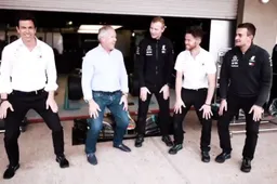 Mercedes warmt zich vast op en danst de haka!