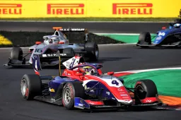 Spectaculaire slotfase in F3: Fornaroli pakt titel in laatste bocht