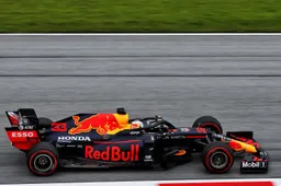 Video | Verstappen gaat op excursie in de grindbak van bocht 6