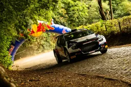 Crash weerhoudt Jos Verstappen niet van goed resultaat in Spaanse rally