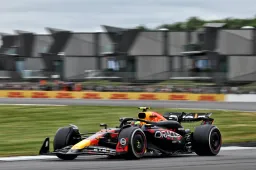 Norris en Hadjar klappen bijna vol op elkaar tijdens VT1 op Silverstone