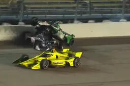 Heftige crash voor Veekay in IndyCar, aeroscreen voorkomt erger