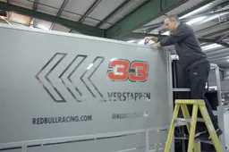 Video: Red bull is druk bezig met de RB13