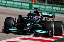 Remarkable: Hamilton causes accident in pit lane
