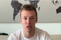 KIJKEN Kvyat blikt vanaf de bank terug op GP Oostenrijk