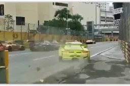 Doldwaze actie bij start GT-race van Macau uit perfecte hoek gefilmd