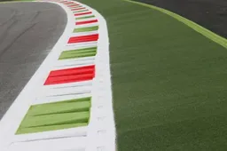 F1-coureurs benadrukken gevaar 'broodjes-kerbs'