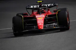 Sainz crasht in drijfnat Montreal en zorgt voor rode vlag in VT3