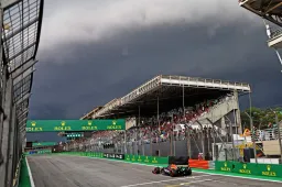 Bizarre taferelen in Brazilië: dak van tribune Interlagos waait weg
