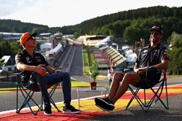 Video: Max en Daniel chillen bij Eau Rouge!